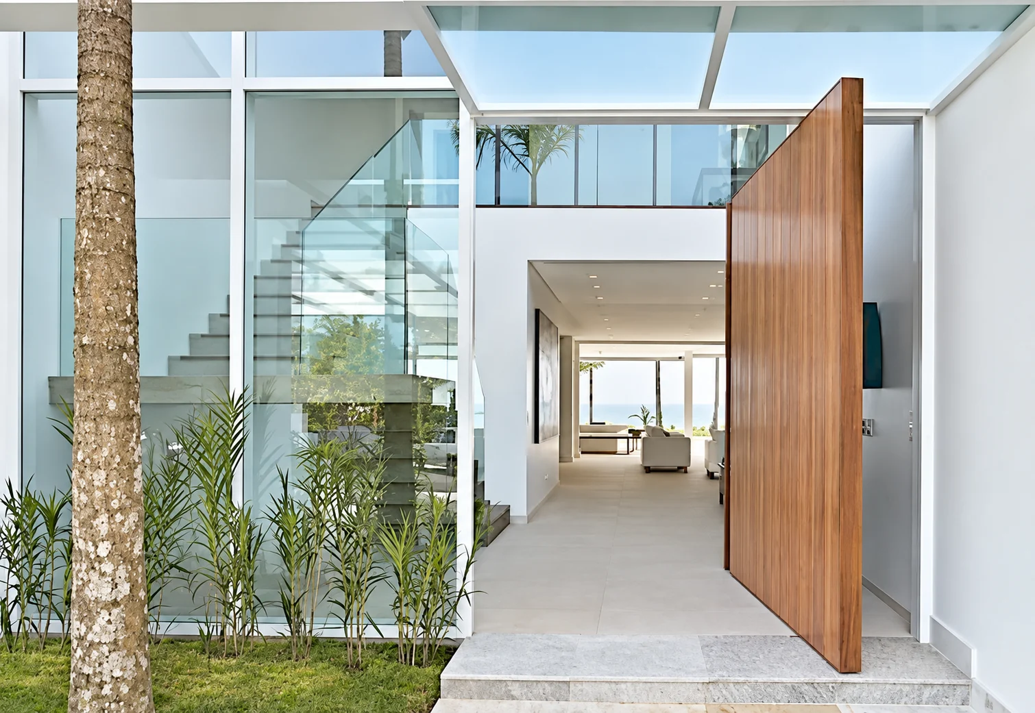 Entrada contemporânea em madeira publicada no site oficial da DANDI