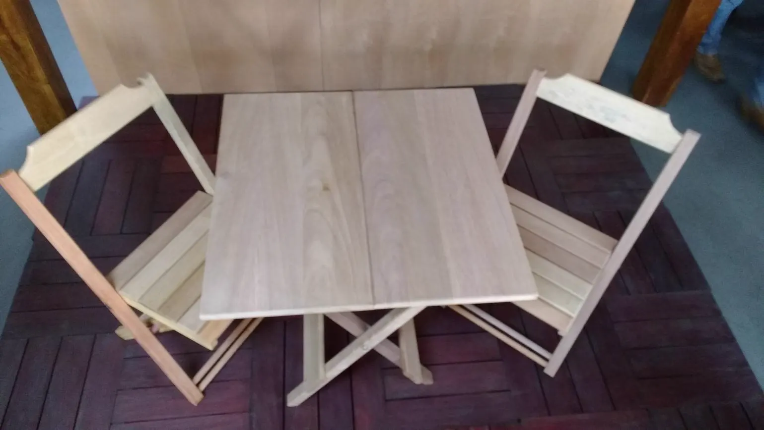 Mesa com duas cadeiras dobráveis publicada pela DANDI